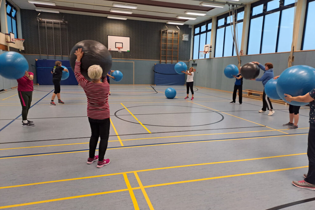 Bodyfit-Abteilung trainiert mit großen Gymnastik-Bällen die Beweglichkeit