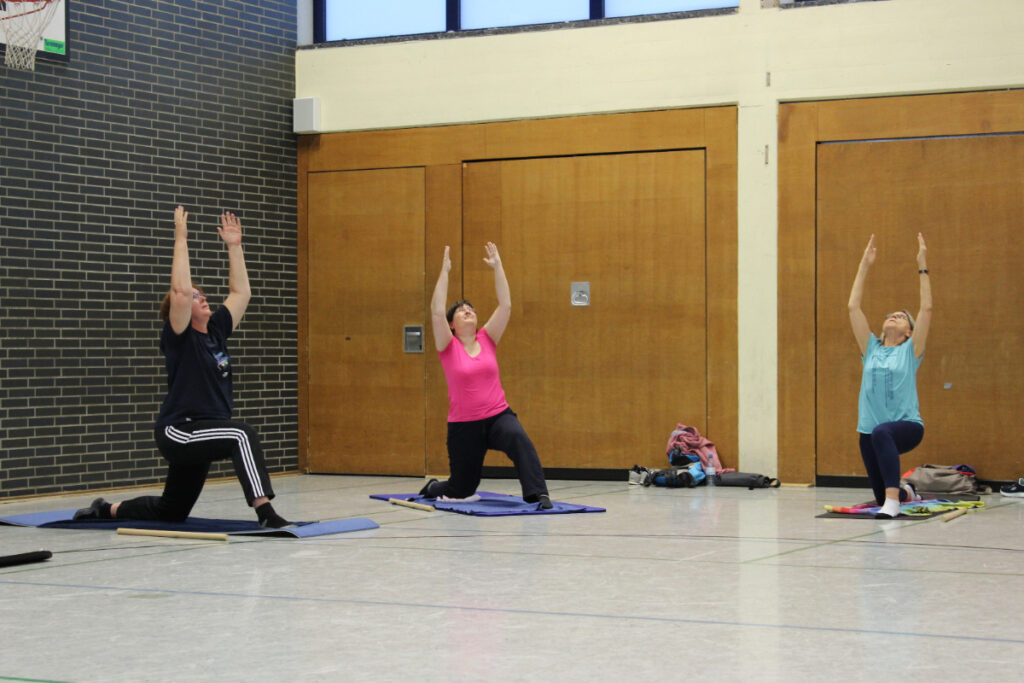 Yogaübung der Abteilung Bodyfit in der Rückenschule